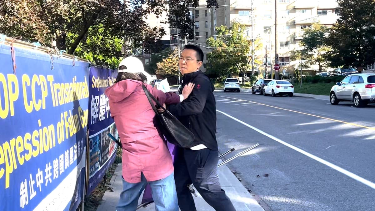 Un hombre ataca a un practicante de Falun Gong en una acera pública frente al Consulado Chino en Toronto el 22 de septiembre de 2026. (Captura de pantalla/Material de prensa).