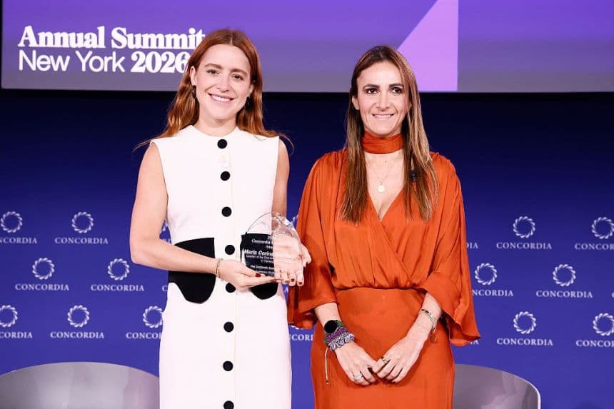 Ana Corina Sosa Machado, directora de Defensa y Seguridad Global de Celonis, recibe el Premio al Liderazgo Concordia 2026 de manos de María Correa, directora de Relaciones de Libra Group, en nombre de su madre, María Corina Machado, durante la Cumbre Anual Concordia 2026 celebrada en el Sheraton New York Times Square, el 22 de septiembre de 2026 en la ciudad de Nueva York. (Paul Morigi/Getty Images para Concordia Summit)