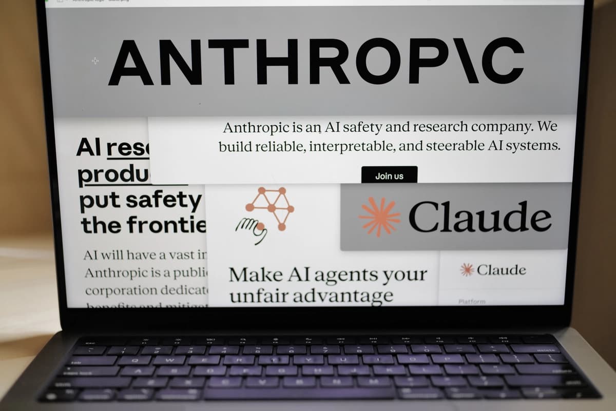 Páginas del sitio web de Anthropic y los logotipos de la empresa se muestran en la pantalla de una computadora en la ciudad de Nueva York el 26 de febrero de 2026. (Foto AP/Patrick Sison).