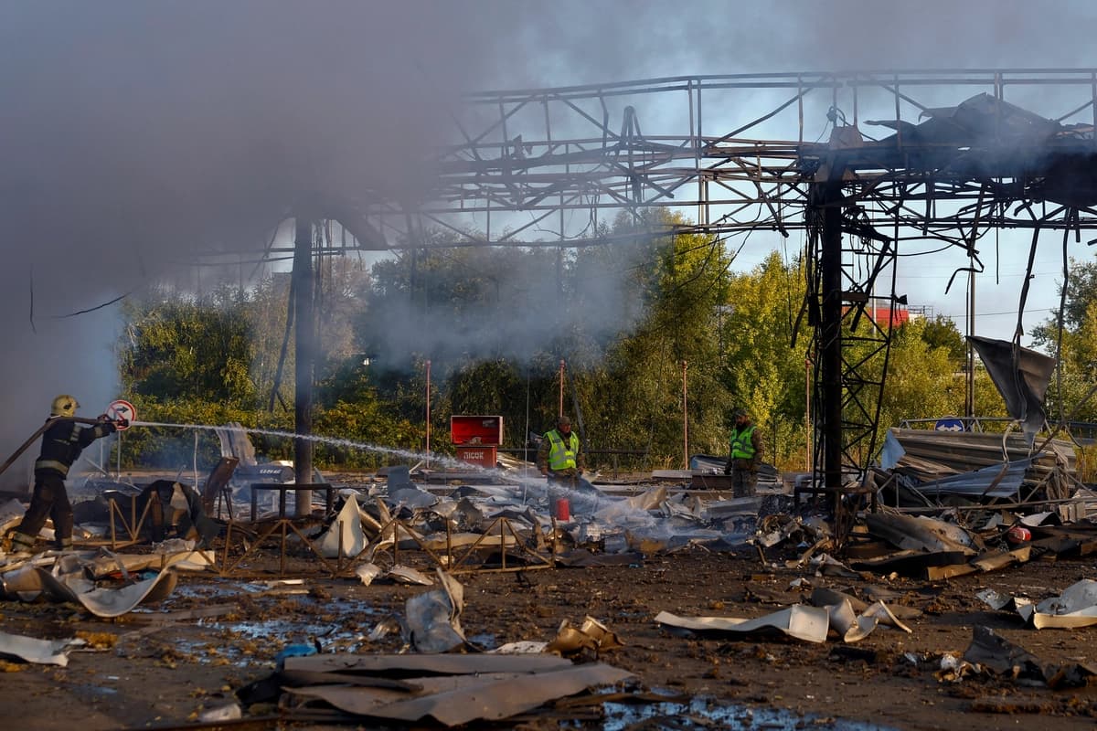 Un bombero y agentes de policía trabajan en el lugar de una gasolinera alcanzada por un ataque con drones rusos en la mañana, en el marco del ataque de Rusia contra Ucrania, en Kiev, Ucrania, el 23 de septiembre de 2026. (Valentyn Ogirenko/Reuters)