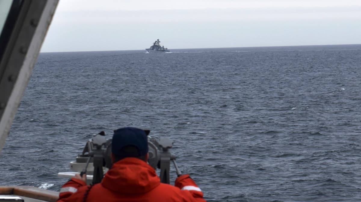 Un tripulante del buque de la Guardia Costera Kimball observa una embarcación extranjera en el mar de Bering el 19 de septiembre de 2022. (Distrito 17 de la Guardia Costera de EE. UU. vía AP)