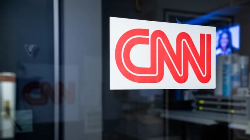 La Justicia ordena a Trump restituir de forma temporal el acceso de CNN, MS NOW y Político