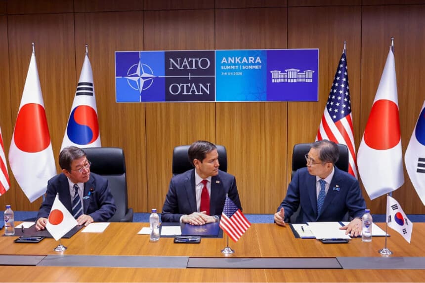 El secretario de Estado de EE. UU., Marco Rubio (centro), el ministro de Asuntos Exteriores de Japón, Motegi Toshimitsu (izquierda), y el ministro de Asuntos Exteriores de Corea del Sur, Cho Hyun, asisten a una reunión trilateral al margen de la cumbre de la OTAN en Ankara el 7 de julio de 2026. (Yves Herman/AFP vía Getty Images).