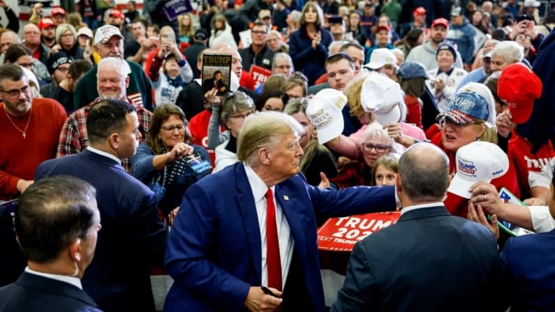 Juez desestima demanda de Trump por encuesta de 2024 que daba ventaja a Harris