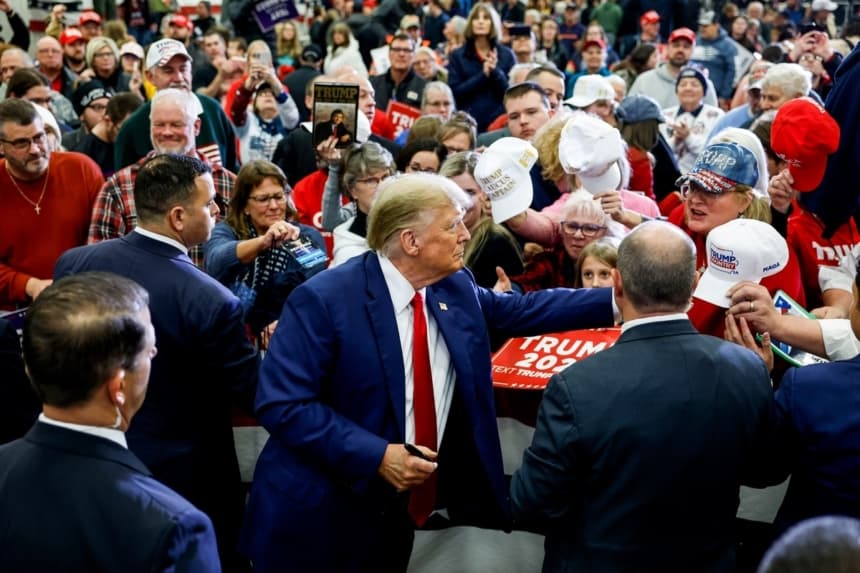 El entonces candidato presidencial republicano Donald Trump firma autógrafos tras pronunciar un discurso en un mitin de campaña en Mason City, Iowa, el 5 de enero de 2024. (Anna Moneymaker/Getty Images)