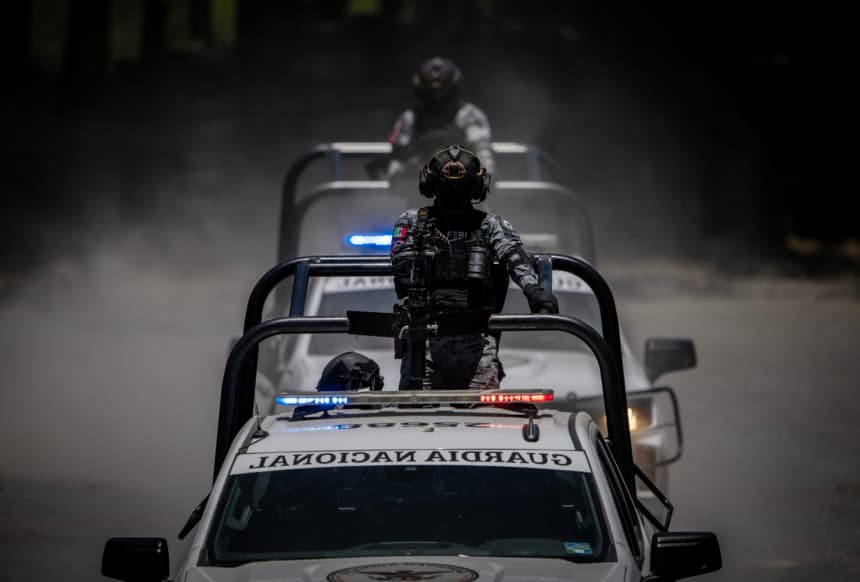 Miembros del grupo de fuerzas especiales FERI (Reacción e Intervención) de México participan en un entrenamiento táctico urbano en la base de adiestramiento de Fuerzas Especiales en Temamatla, Estado de México, el 29 de mayo de 2026. (CARL DE SOUZA / AFP via Getty Images)