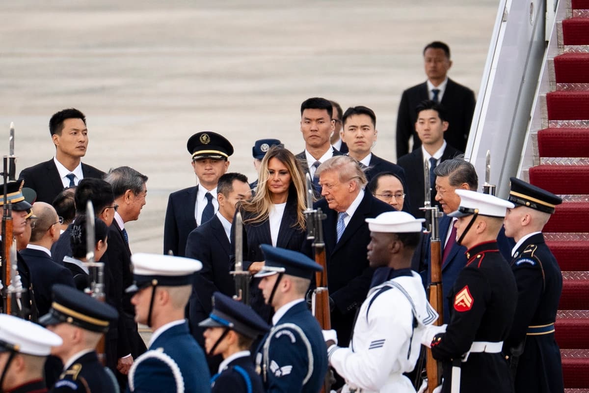 El presidente estadounidense Donald Trump y la primera dama Melania Trump dan la bienvenida al líder chino Xi Jinping y a su esposa, Peng Liyuan, en la Base Conjunta Andrews, Maryland, el 23 de septiembre de 2026. (Madalina Kilroy / The Epoch Times).