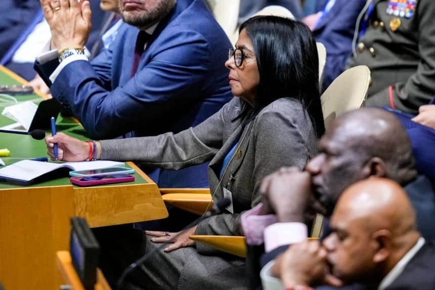 La presidenta interina de Venezuela, Delcy Rodríguez, escucha el discurso del presidente de Estados Unidos, Donald Trump, durante la 81.ª sesión de la Asamblea General de las Naciones Unidas en la sede de la organización, el martes 22 de septiembre de 2026. (Foto AP/Yuki Iwamura)