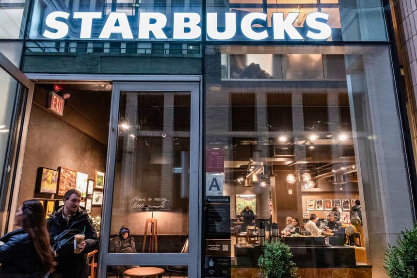 Una cafetería Starbucks en Manhattan, el 2 de diciembre de 2025. (Spencer Platt/Getty Images).