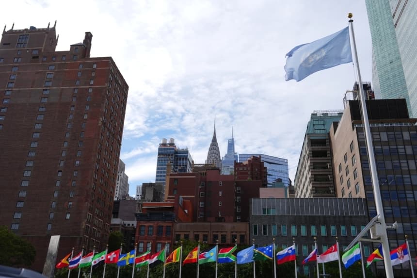 Las banderas ondean en la sede de las Naciones Unidas en la ciudad de Nueva York el 22 de septiembre de 2026. (Foto AP/Julia Demaree Nikhinson)