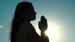 Más jóvenes de la Generación Z se identifican como religiosos, según encuesta