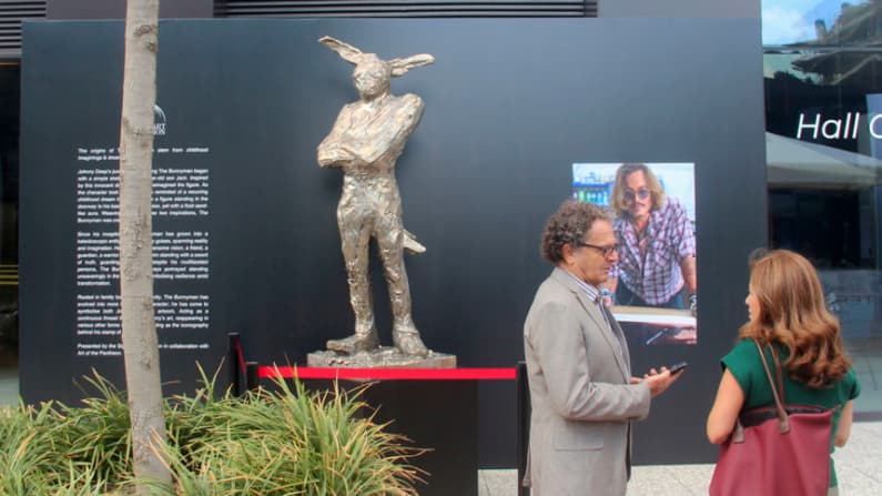 Una pieza dedicada a su hijo marca el debut de Johnny Depp como escultor en Estambul