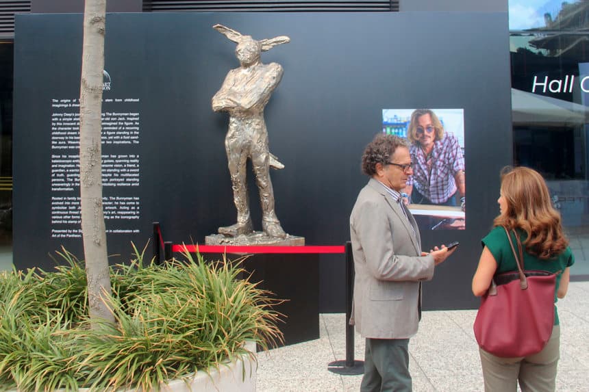 Escultura realizada por el actor Johnny Depp, expuesta este jueves en la Feria de Arte Contemporáneo en Estambul. Una escultura de siete metros del español Jaume Plensa, instalada en la orilla del Cuerno de Oro, o la primera escultura realizada por el actor Johnny Depp, son dos de las piezas que se pueden contemplar en la feria de arte Contemporary Istanbul, que abre este jueves sus puertas al público. La escultura de Depp, de dos metros de altura, realizada en bronce blanco y titulada 'The Bunnyman' (el hombre-conejo), se expone al aire libre, entre cafeterías y árboles, en un espacio solo accesible a los visitantes de la feria. (EFE/ Ilya U. Topper)