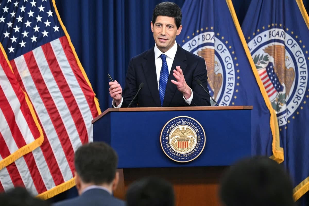 El presidente de la Reserva Federal, Kevin Warsh, habla durante una conferencia de prensa en el edificio de la Junta de la Reserva Federal William McChesney Martin Jr., en Washington, el 16 de septiembre de 2026. (Saul Loeb/AFP vía Getty Images)