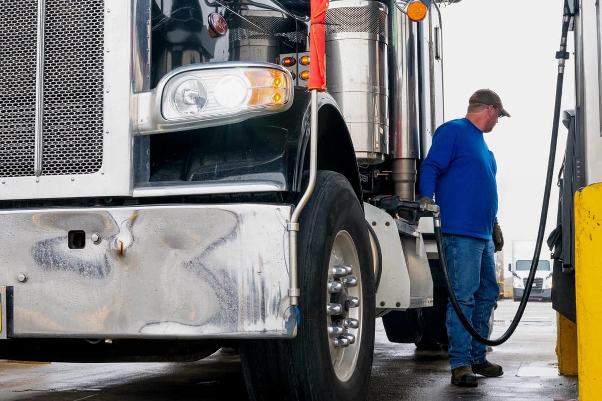 Un camión semirremolque se abastece de combustible en una gasolinera en Lockhart, Texas, el 9 de marzo de 2026. (Brandon Bell/Getty Images).