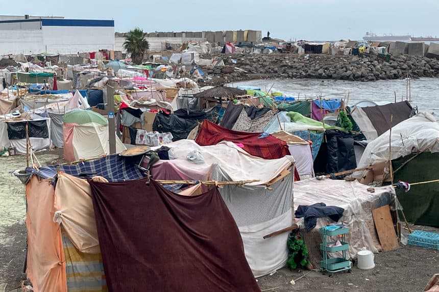 Campamento de playa de Benítez en Ceuta el pasado día 20. (EFE/Reduan)