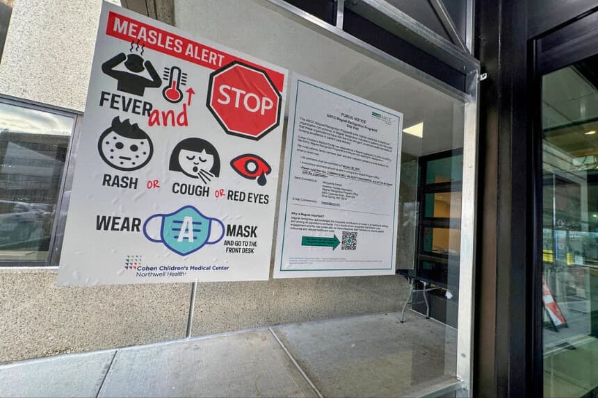 El 14 de marzo de 2025, se encuentra colgado un letrero de alerta sobre el sarampión frente a la entrada del Centro Médico de Nueva York. (REUTERS/Shannon Stapleton/Foto de archivo).