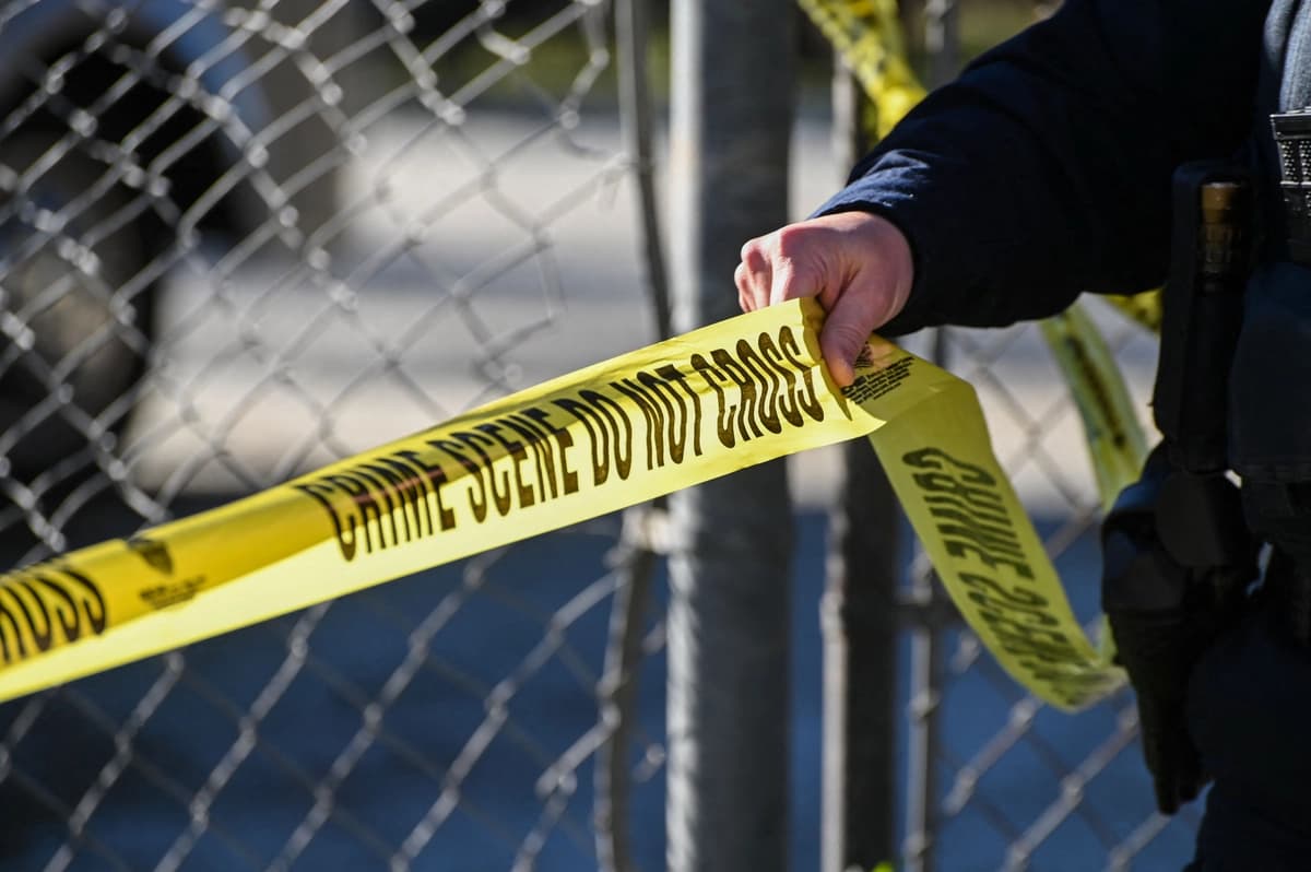 Foto de archivo, un agente de seguridad coloca cinta policial en la escena de un crimen. (Samantha Laurey/AFP vía Getty Images)