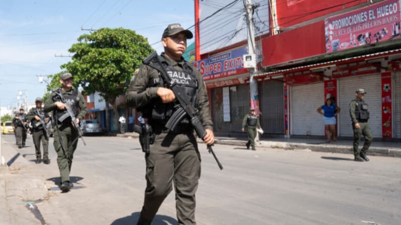 De la Espriella patrulla las calles de Santa Marta, Colombia tras ola de violencia