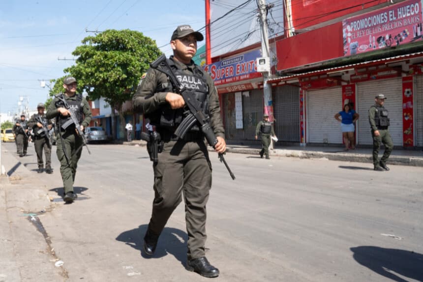 Integrantes de la Policía de Colombia custodian una calle tras la violencia desatada por las paramilitares Autodefensas Conquistadoras de la Sierra Nevada (ACSN) este miércoles, en Santa Marta (Colombia). El Gobierno colombiano desplegó más de 1.100 integrantes de la fuerza pública en Santa Marta. (EFE/Jhan Carlos Araujo P)