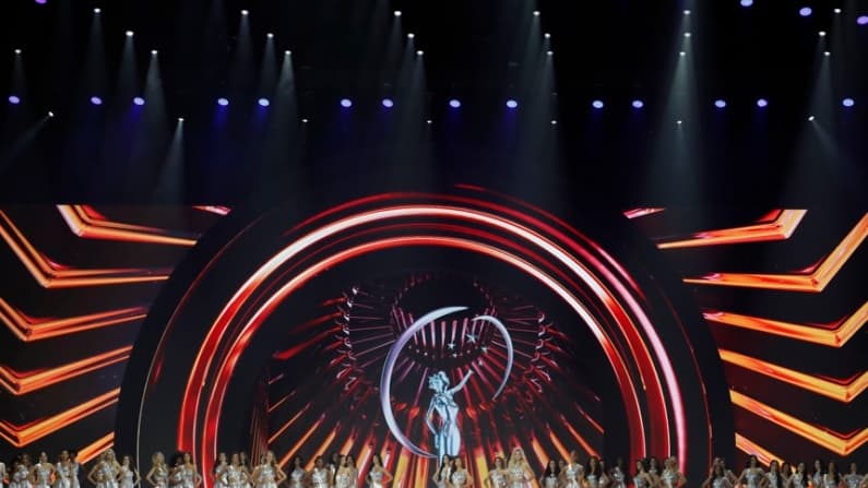 Miss Jamaica demanda a Miss Universo por la caída que sufrió durante el certamen en 2025