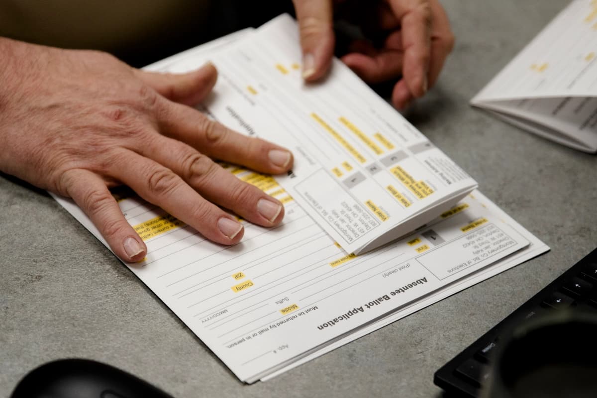 Un trabajador electoral del condado prepara boletas de voto por correo en Dayton, Ohio, el 17 de marzo de 2020. (Megan Jelinger/AFP vía Getty Images)