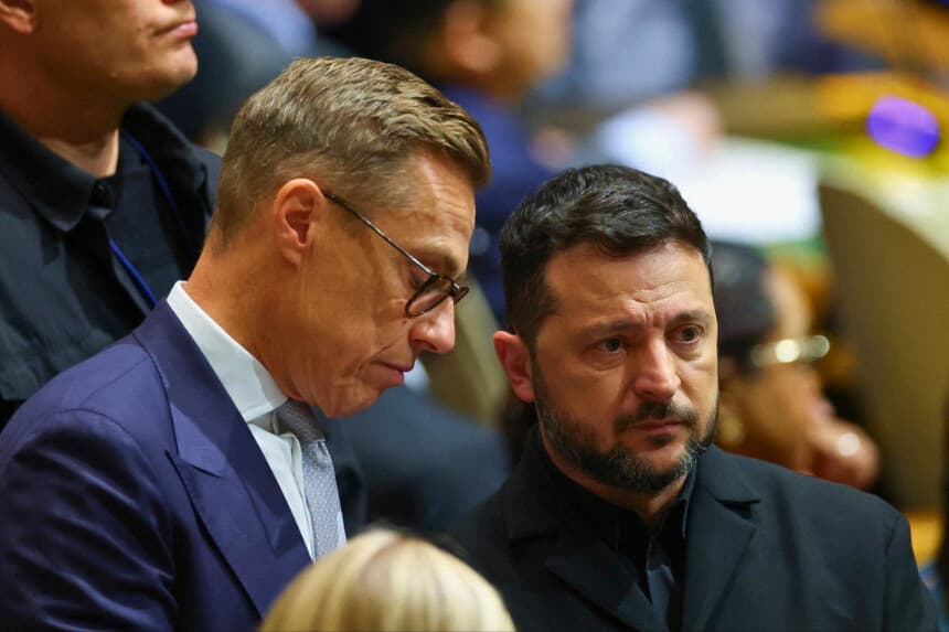 El presidente de Ucrania, Volodímir Zelenski, conversa con el presidente de Finlandia, Alexander Stubb, en la 81.ª Asamblea General de las Naciones Unidas, celebrada en la ciudad de Nueva York el 22 de septiembre de 2026. (Mike Segar/Reuters).