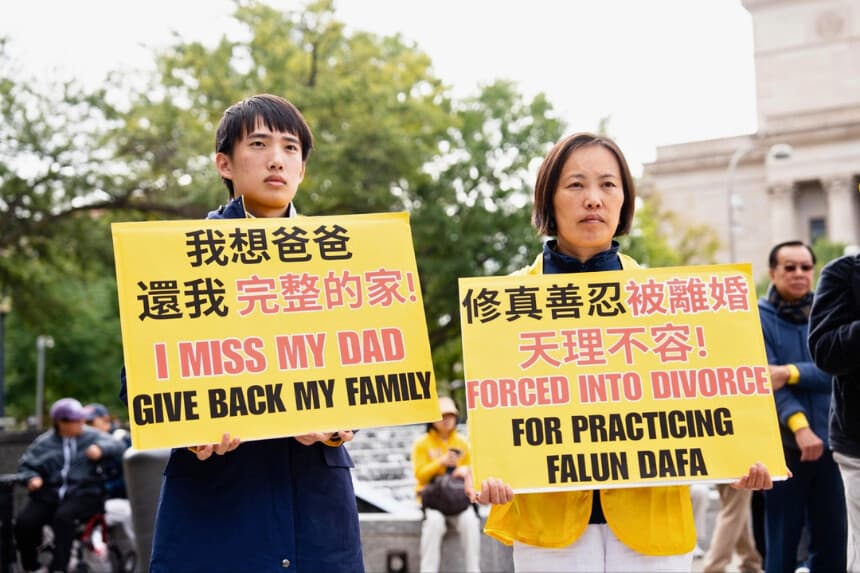 Fei Feng Lou, cuyo marido fue obligado a divorciarse de ella en China, y su hijo Runxin Wang sostienen carteles en un mitin organizado por practicantes de Falun Gong para exigir el fin de la persecución de esta práctica espiritual por parte del Partido Comunista Chino, durante la visita de Estado del líder chino Xi Jinping a Washington el 24 de septiembre de 2026. (Samira Bouaou/The Epoch Times).