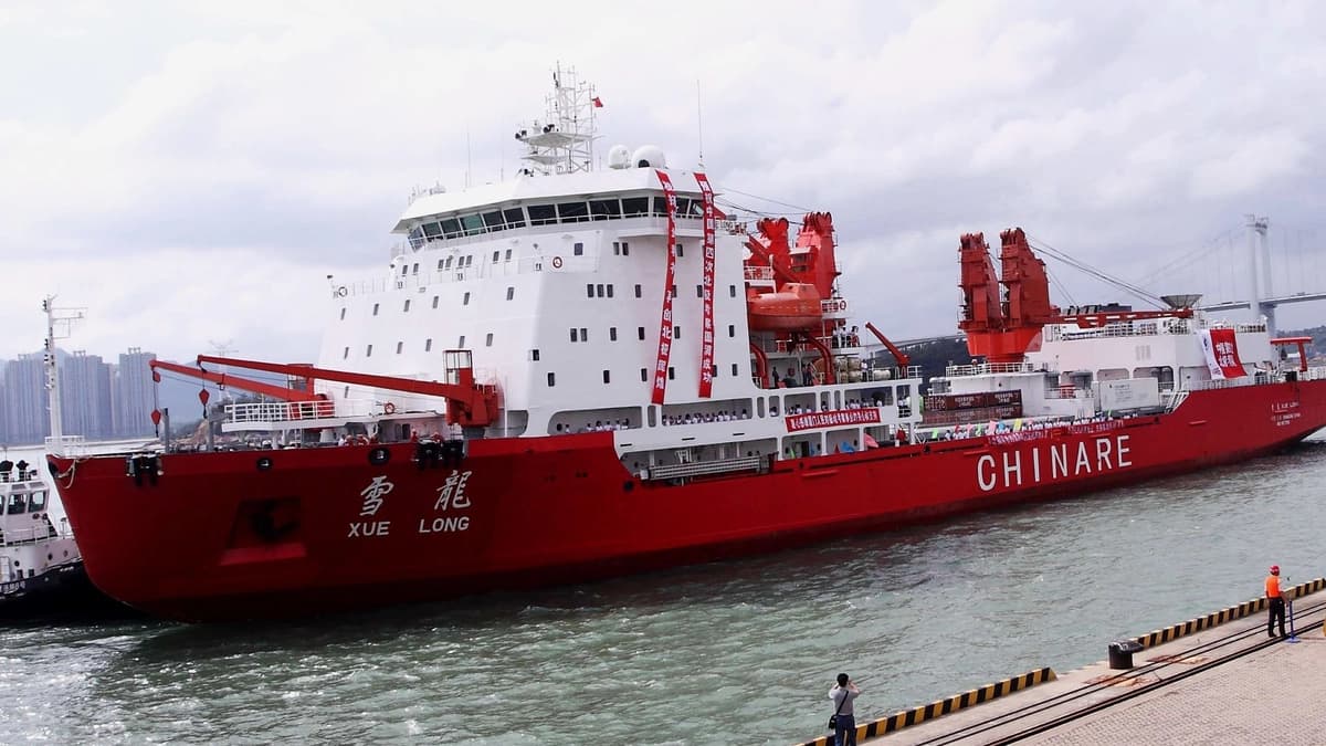 El buque de investigación y rompehielos chino Xuelong, que partirá hacia el Ártico, llega a Xiamen, en la provincia de Fujian, al sur de China, el 27 de junio de 2010. (STR/AFP vía Getty Images).