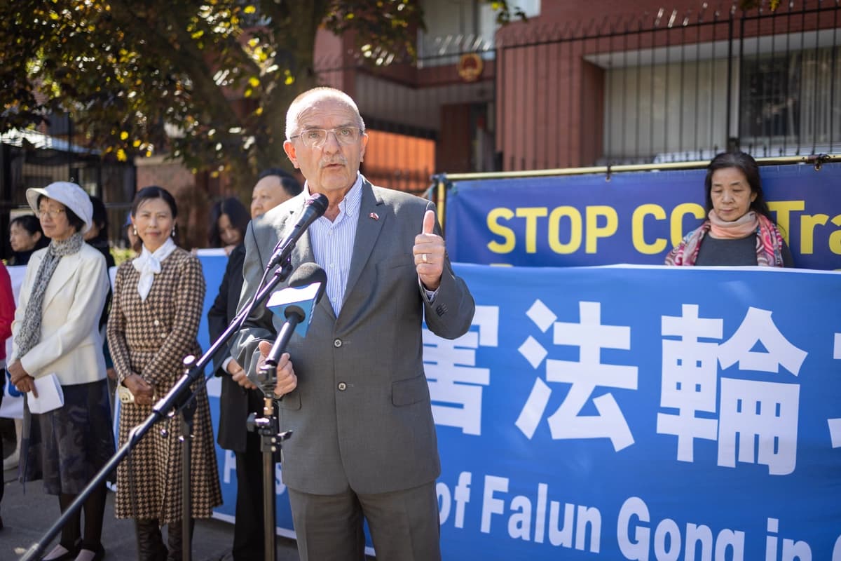 El exdiputado conservador Wladyslaw Lizon habla en una conferencia de prensa celebrada frente al consulado chino en Toronto tras el ataque a practicantes de Falun Gong ocurrido allí a principios de semana, el 24 de septiembre de 2026. (The Epoch Times)