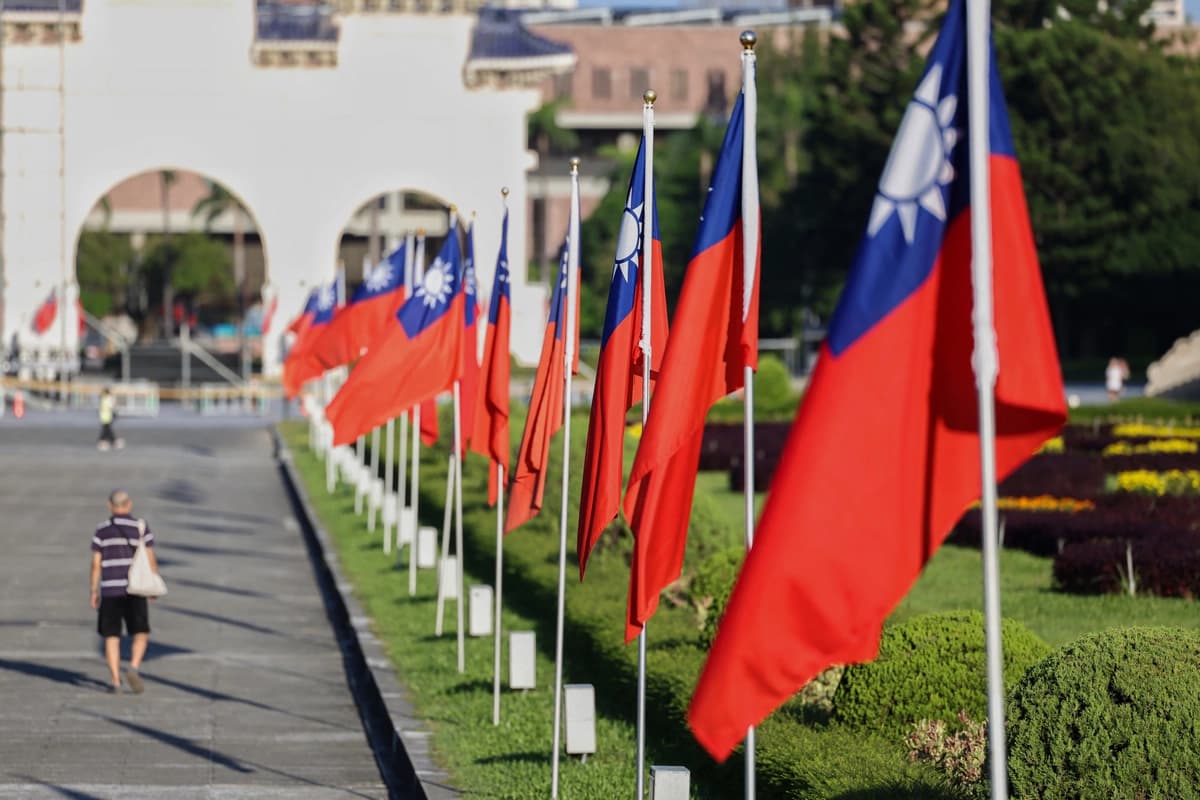 Un hombre camina junto a banderas taiwanesas izadas en el Bulevar de la Democracia, en el Salón Conmemorativo de Chiang Kai-shek en Taipéi, el 15 de octubre de 2024. (I-Hwa Cheng/AFP vía Getty Images).