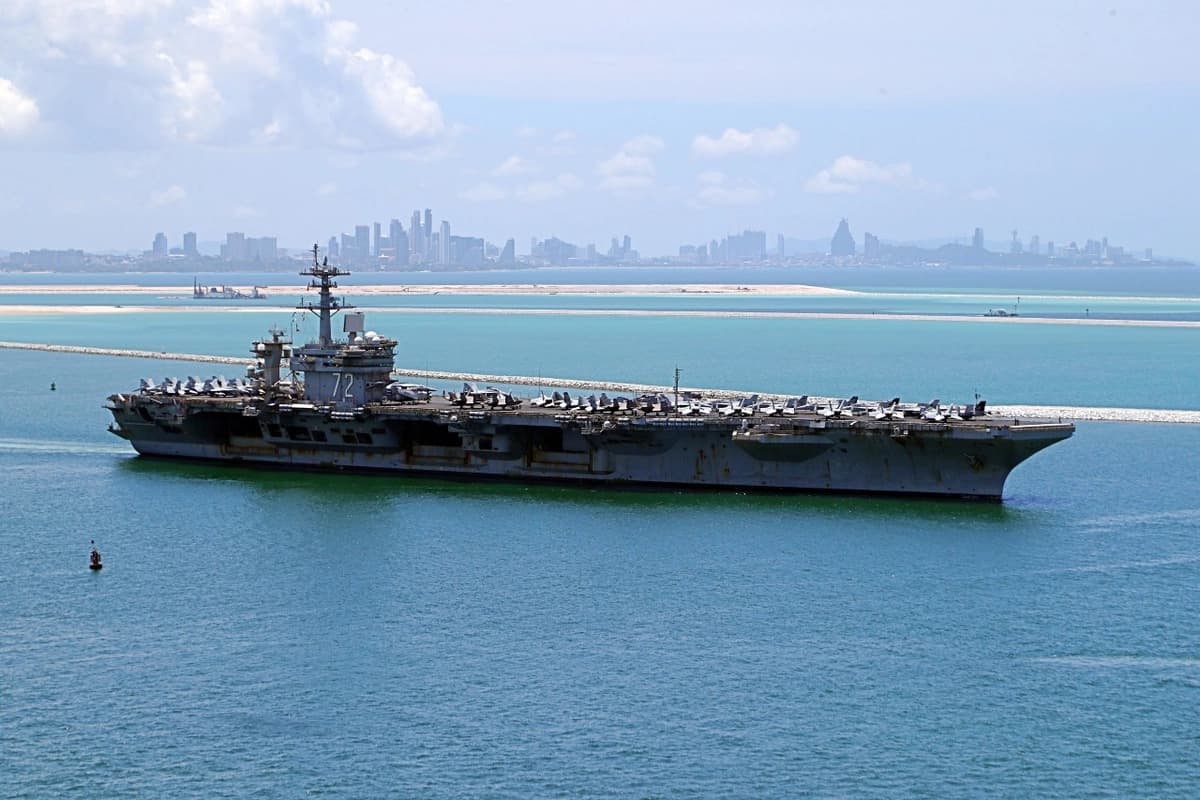 El portaaviones USS Abraham Lincoln (CVN-72) zarpa del puerto de Laem Chabang en Si Racha, Tailandia, el 6 de septiembre de 2026. (Thananuwat Srirasant/Getty Images)