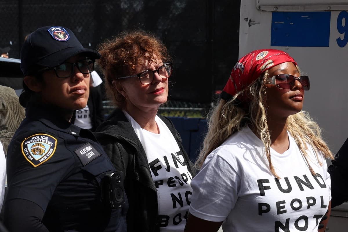 La actriz Susan Sarandon (C) es detenida durante una protesta previa al discurso del primer ministro israelí Benjamin Netanyahu ante la Asamblea General de la ONU en Nueva York, el 24 de septiembre de 2026. (Shannon Stapleton /Reuters).