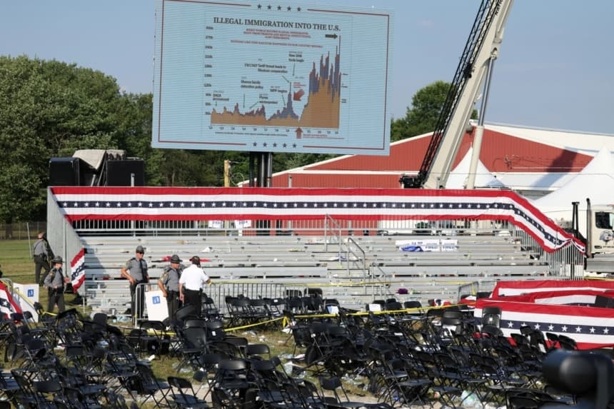 El personal de seguridad inspecciona el lugar después de que se escucharan disparos durante un mitin de campaña en el Butler Farm Show, en Butler, Pensilvania, el 13 de julio de 2024. (Brendan McDermid/Reuters)