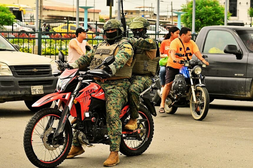 Las fuerzas armadas ecuatorianas patrullan las calles de Durán, en la provincia de Guayas, Ecuador, el 15 de marzo de 2026. (MARCOS PIN / AFP vía Getty Images)
