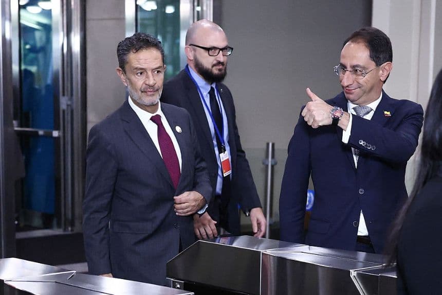 El ministro de Relaciones Exteriores de Colombia, Omar Bula Escobar (Izq.), llega a la 81.ª Asamblea General de las Naciones Unidas en la sede de la ONU en Nueva York, el 22 de septiembre de 2026. (CHARLY TRIBALLEAU / AFP vía Getty Images)