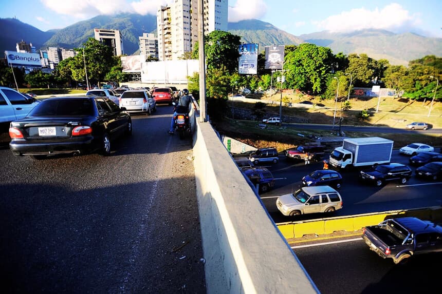 Vista general de la autopista Francisco Fajardo en Caracas el 10 de febrero de 2011. (JUAN BARRETO/AFP vía Getty Images)