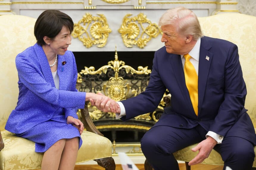 La primera ministra japonesa, Sanae Takaichi, estrecha la mano del presidente Donald Trump durante una reunión bilateral en el Despacho Oval de la Casa Blanca en Washington, el 19 de marzo de 2026. (Alex Wong/Getty Images).