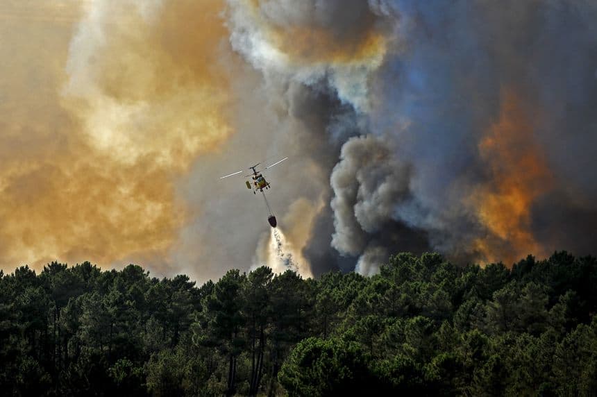 Un helicóptero lanza agua sobre un incendio forestal en Seizures, cerca a Penalva do Castelo (Portugal), en una imagen de archivo. (EFE/NUNO ANDRE FERREIRA)