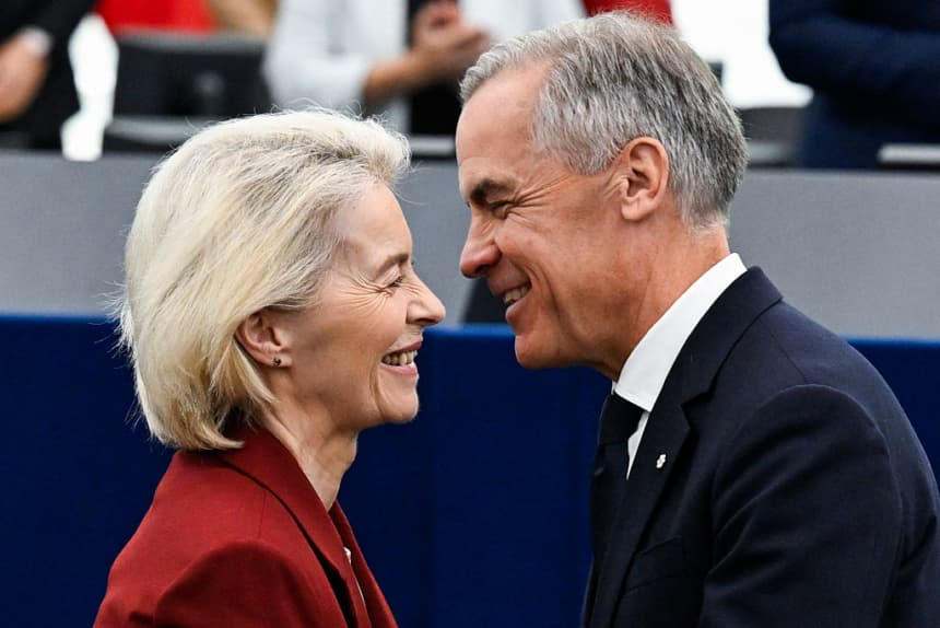 El primer ministro de Canadá, Mark Carney, saluda a la presidenta de la Comisión Europea, Ursula von der Leyen, tras pronunciar un discurso en el hemiciclo del Parlamento Europeo en Estrasburgo, al este de Francia, el 17 de septiembre de 2026. (Jean-Christophe VERHAEGEN / AFP vía Getty Images)