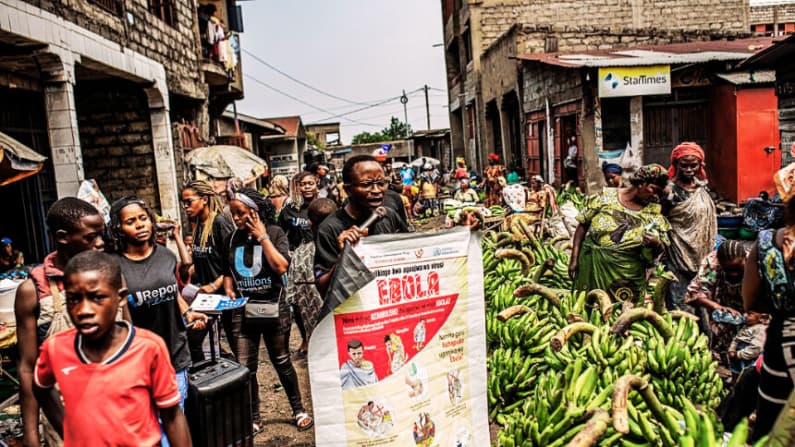 Un funeral por una víctima de ébola termina con una joven muerta en el Congo