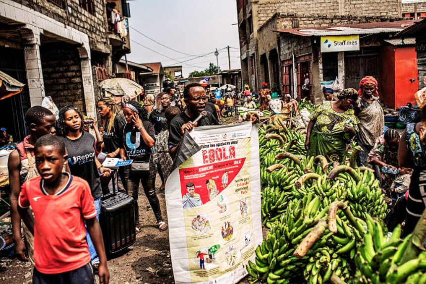 Los trabajadores del grupo "U-Report" de UNICEF sensibilizan sobre la transmisión del ébola en el mercado de Alanine el 24 de junio de 2026 en Goma, República Democrática del Congo. (Foto de Daniel Buuma/Getty Images)