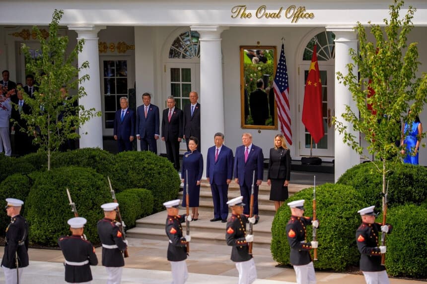 (De izquierda a derecha) La primera dama de China, Peng Liyuan, el presidente de China, Xi Jinping, el presidente Donald Trump y la primera dama Melania Trump participan en una revista militar en el Jardín de las Rosas de la Casa Blanca en Washington, el 24 de septiembre de 2026. (Andrew Harnik/Getty Images).