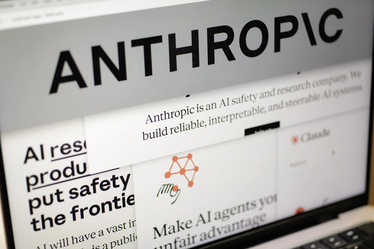Páginas del sitio web de Anthropic y el logotipo de la empresa se muestran en la pantalla de una computadora en la ciudad de Nueva York el 26 de febrero de 2026. (Patrick Sison/AP Photo)