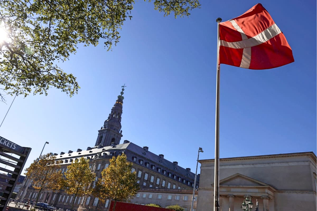 Una bandera danesa ondea en Copenhague, Dinamarca, el 22 de septiembre de 2026. (Tom Little/Reuters)