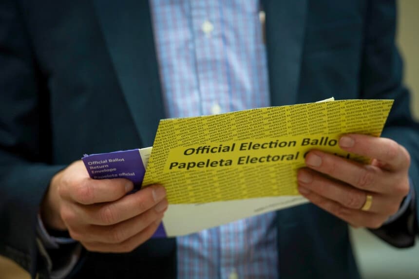 Un hombre sostiene una papeleta de voto por correo lista para ser escaneada en el Centro de gobierno del Condado de Lancaster en Lancaster, Pensilvania, el 23 de abril de 2024. (Madalina Vasiliu/The Epoch Times).