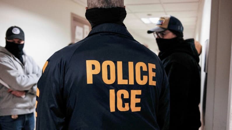 El ICE dice que detuvo a 121 personas durante una operación de verano cerca de Dallas