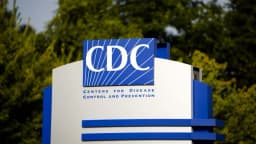 CDC recomiendan vacuna COVID-19 a todos los adultos y a muchos niños