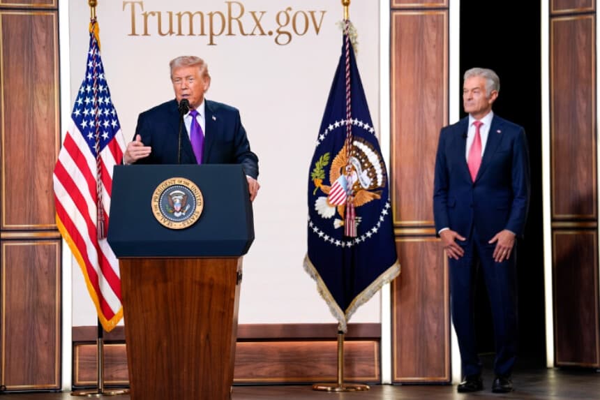 El presidente Donald Trump habla mientras el administrador de los Centros de Servicios de Medicare y Medicaid, Mehmet Oz, observa durante un evento sobre precios de medicamentos en la Casa Blanca, en Washington, el 5 de febrero de 2026. (Nathan Howard/Getty Images).