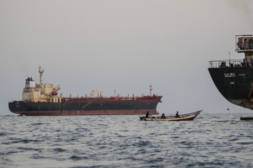 Buques comerciales permanecen anclados frente a la costa de Yemen, en Bab el-Mandeb —el estrecho que conecta el mar Rojo con el golfo de Adén y el océano Índico—, el 12 de septiembre de 2026. (AFP vía Getty Images).
